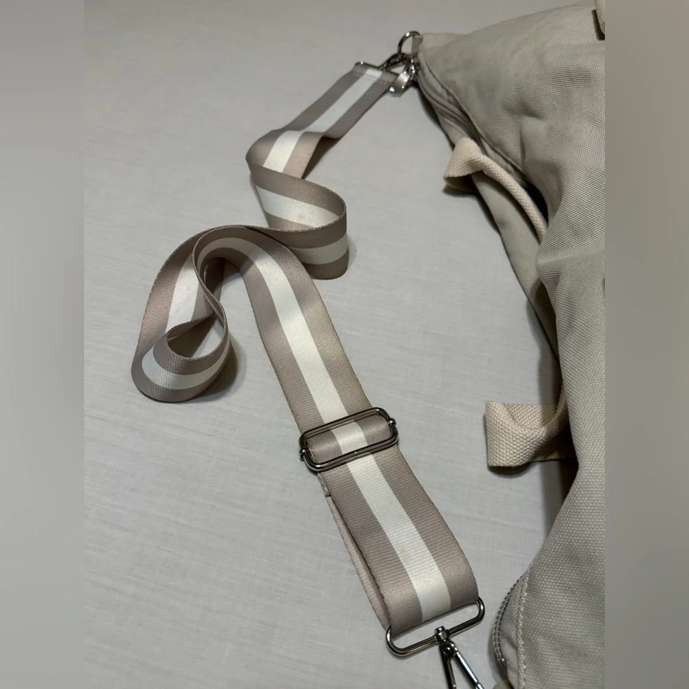 Lo & Sons NWOT Catalina Deluxe Canvas Duffel Tote Bag with Shoe Compartment - Picture 3 of 11